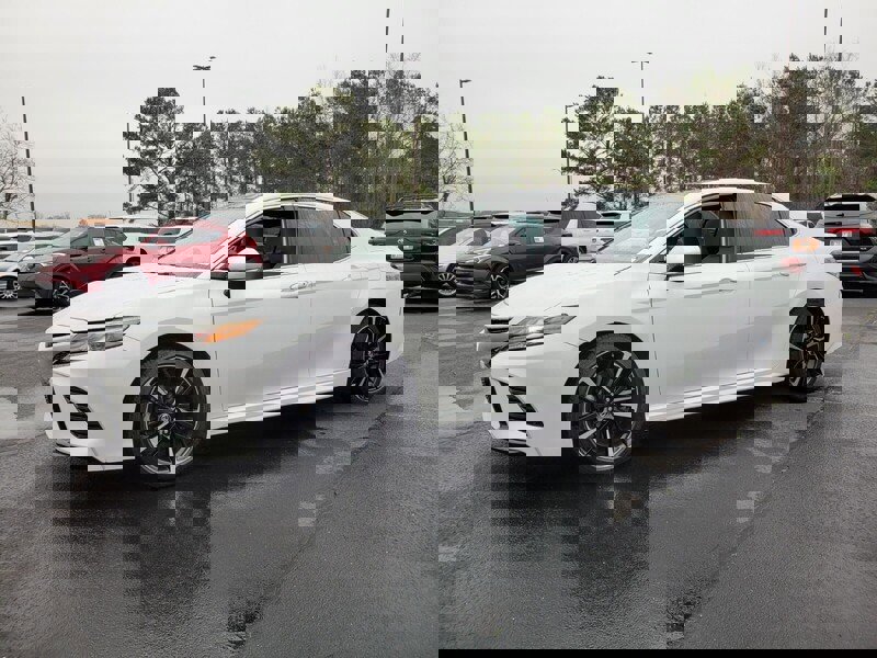 Used 2019 Toyota Camry XSE image 3