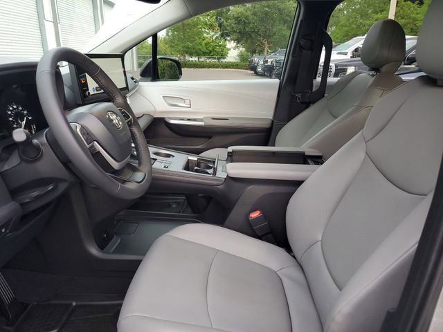 Used 2026 Toyota Sienna XLE FWD image 18