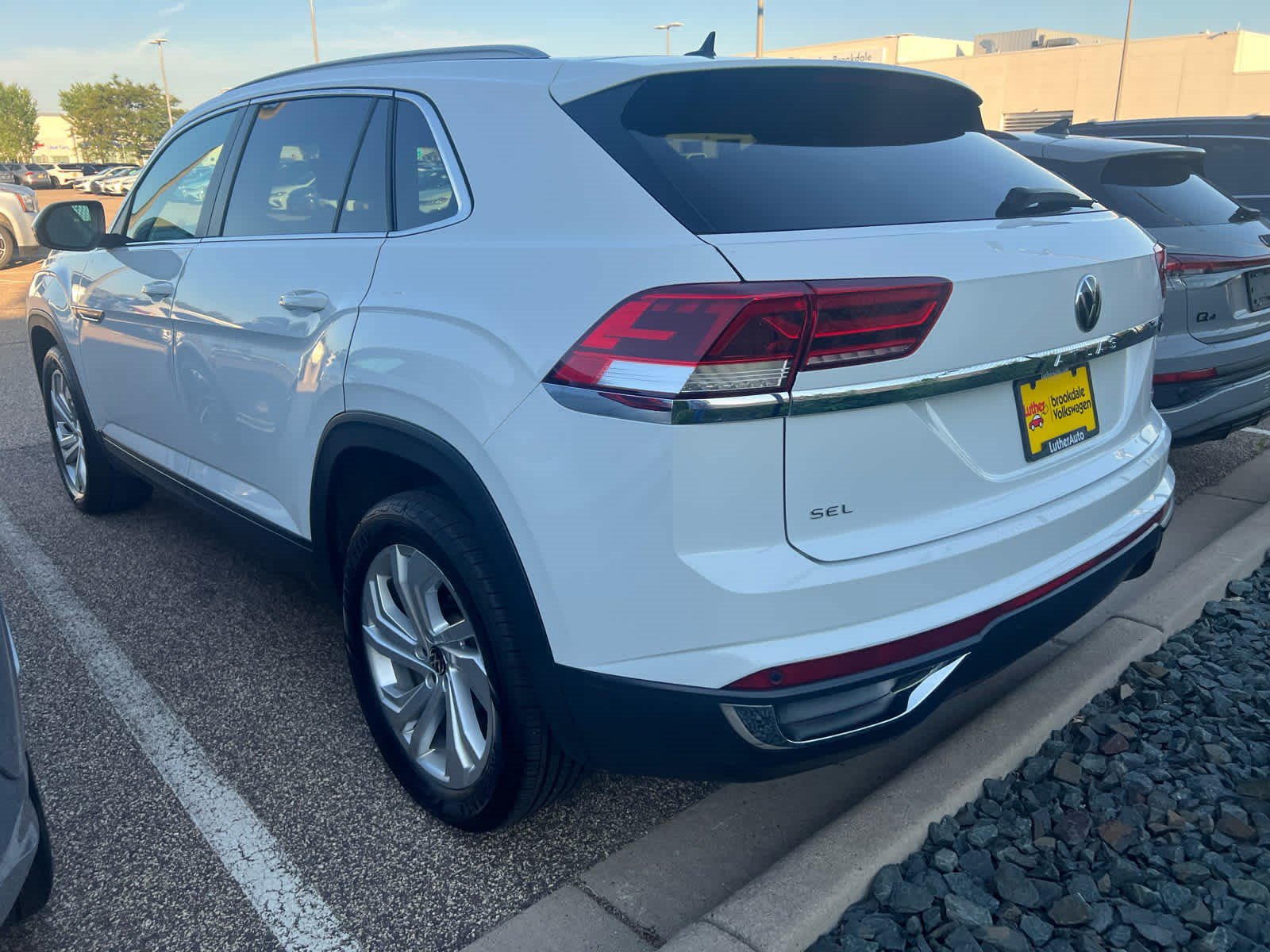 Used 2020 Volkswagen Atlas Cross Sport SEL AWD/4WD image 4