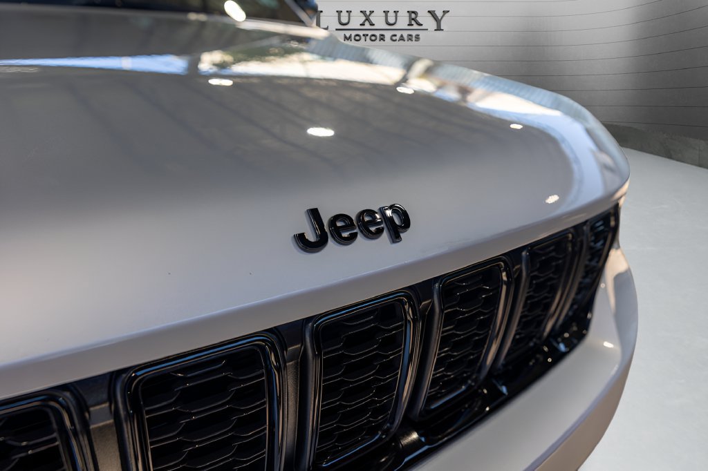 Used 2023 Jeep Grand Cherokee Altitude AWD/4WD image 14