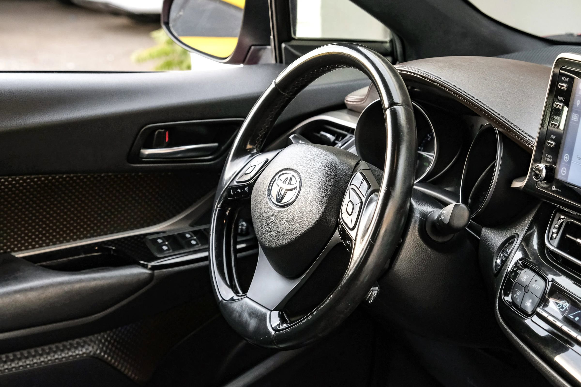 Used 2019 Toyota C-HR Limited image 12
