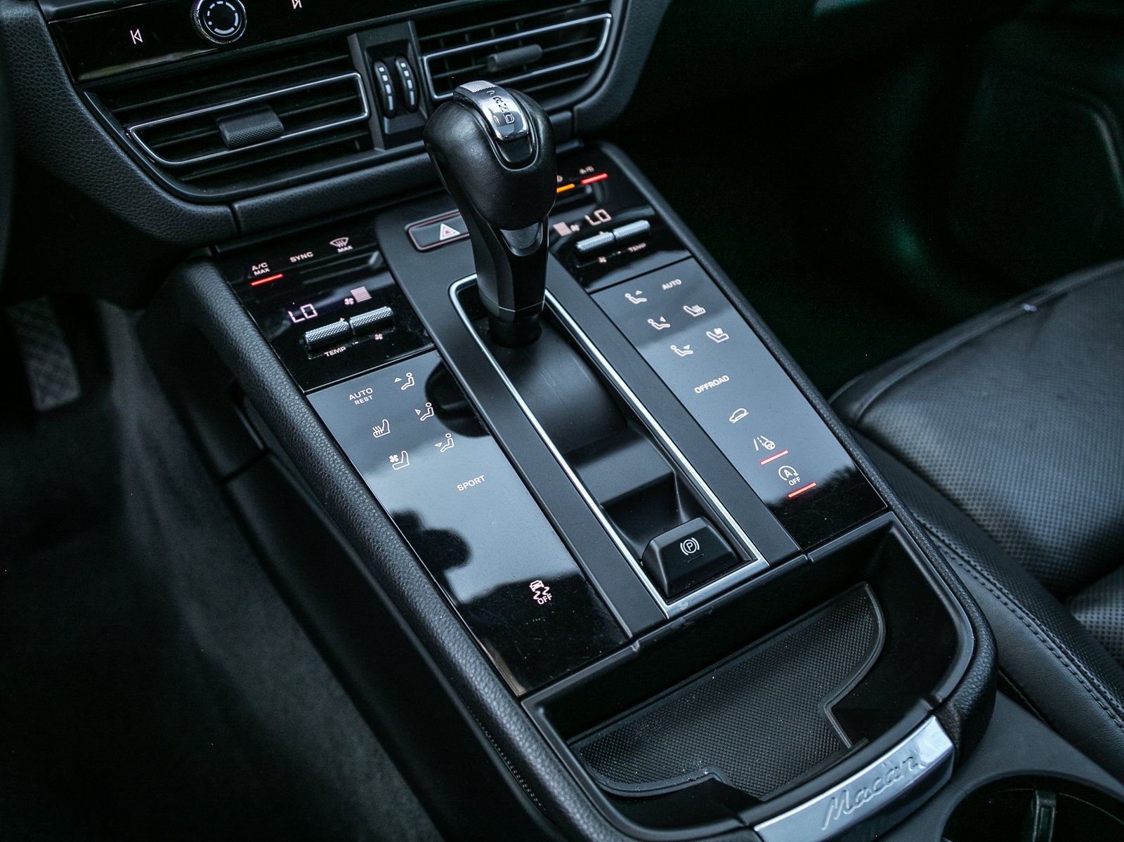 Certified 2023 Porsche Macan AWD/4WD image 19