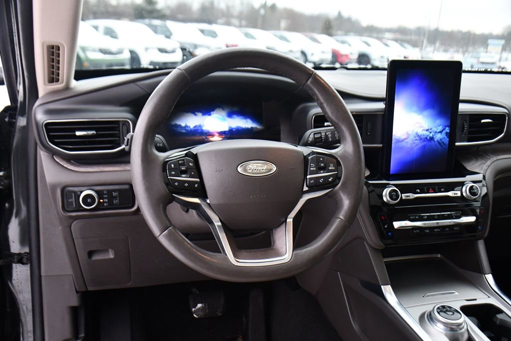 Used 2023 Ford Explorer Platinum w/ Technology Package image 12