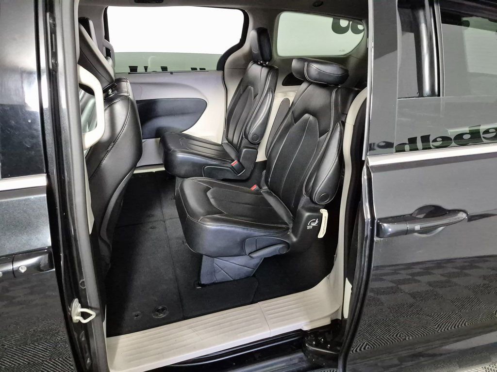 Used 2023 Chrysler Pacifica Touring-L image 21