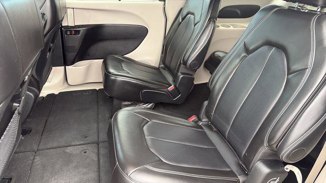 Used 2024 Chrysler Pacifica Touring-L image 14