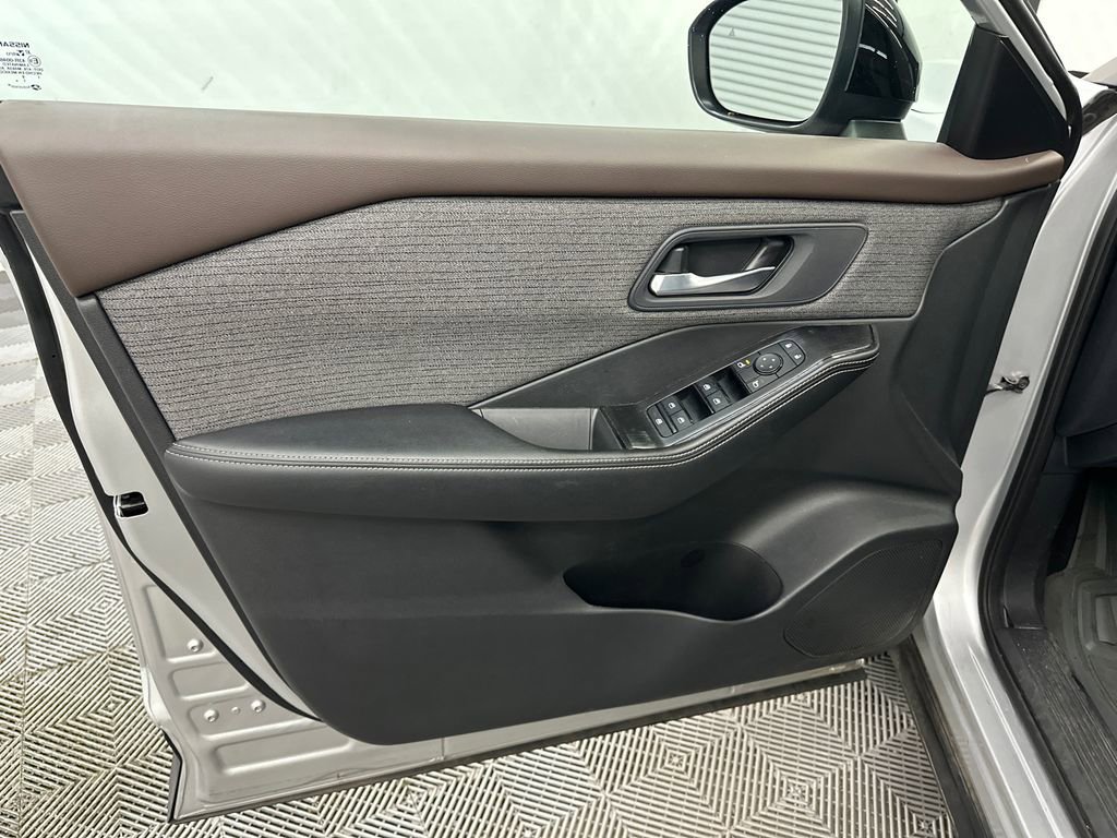 Used 2022 Nissan Rogue SV image 11