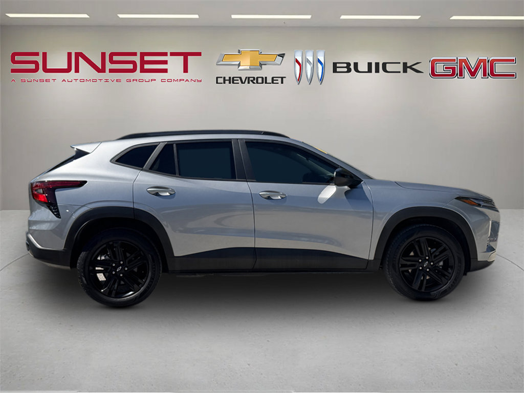 Used 2025 Chevrolet Trax ACTIV w/ Sunroof Package FWD image 2