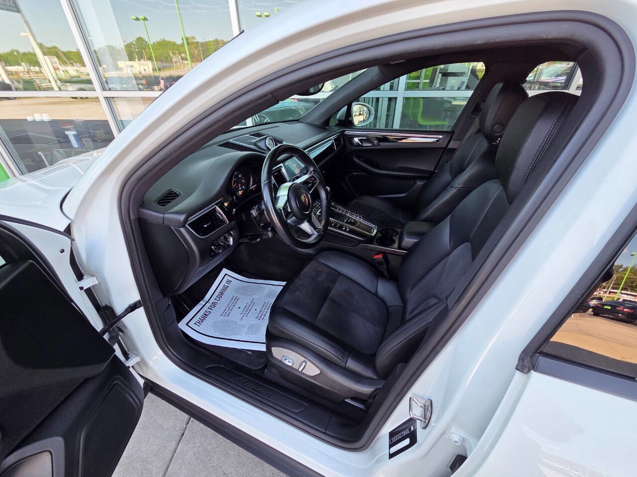 Used 2017 Porsche Macan Base AWD 4dr SUV image 11