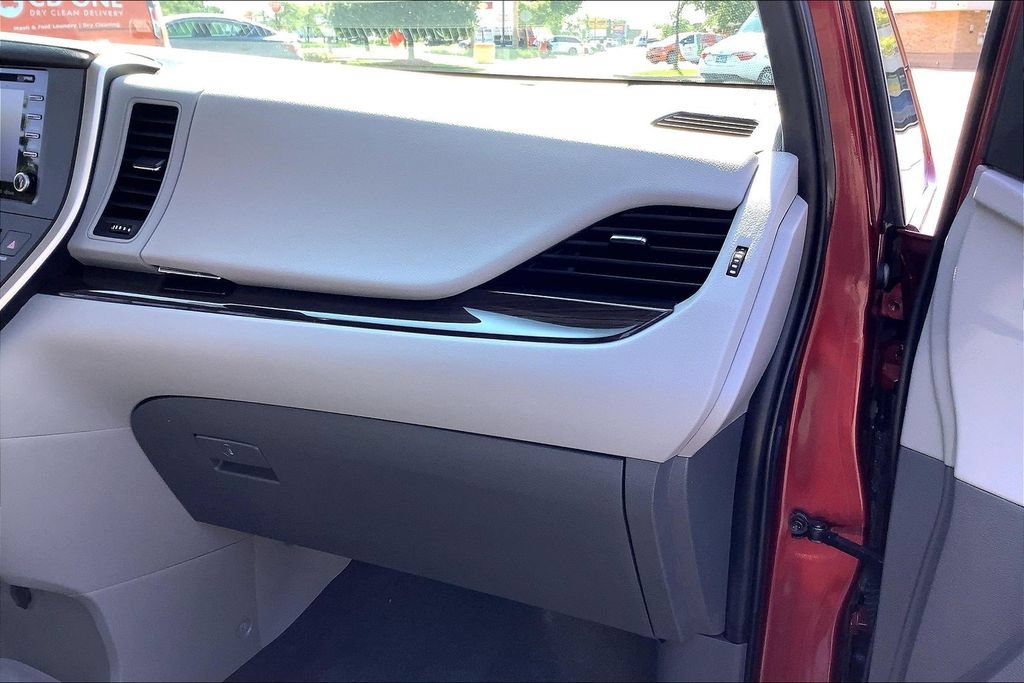Used 2020 Toyota Sienna XLE FWD image 19