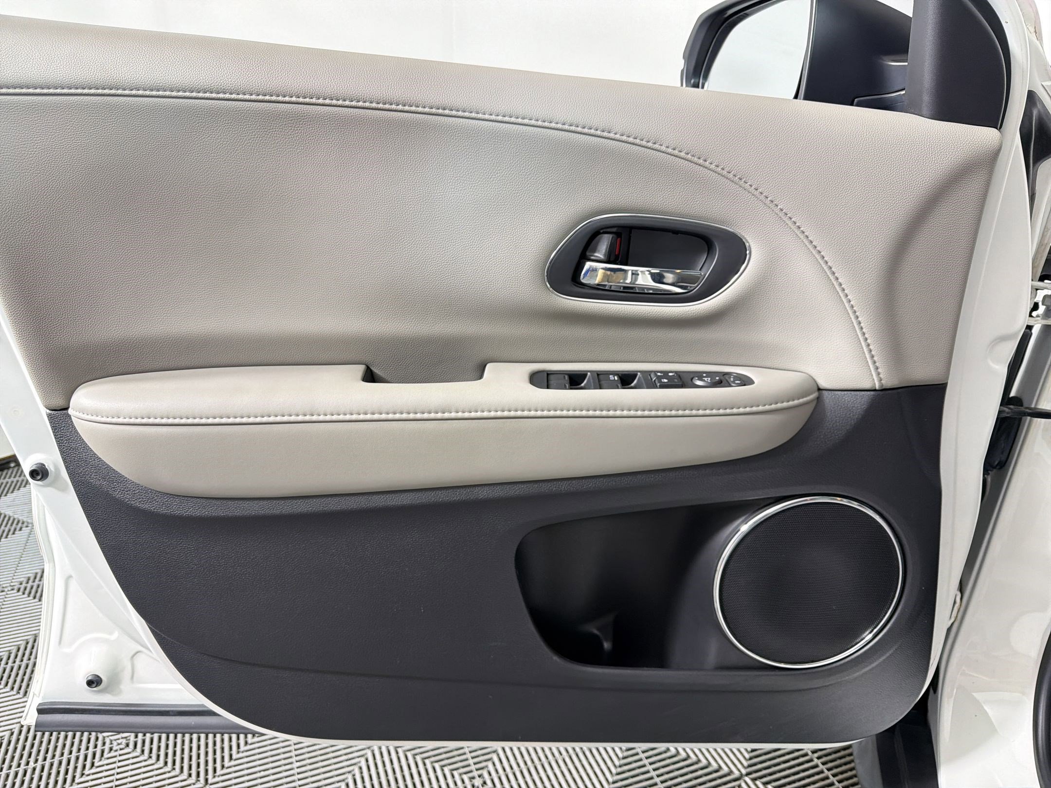 Used 2021 Honda HR-V EX-L image 10