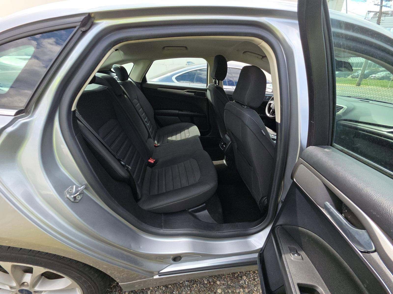 Used 2020 Ford Fusion SE image 11