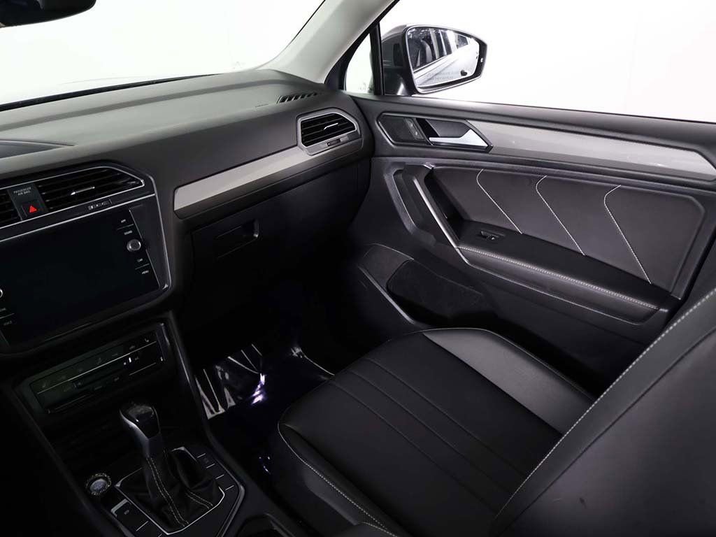 Used 2023 Volkswagen Tiguan SE w/ Panoramic Sunroof Package image 38