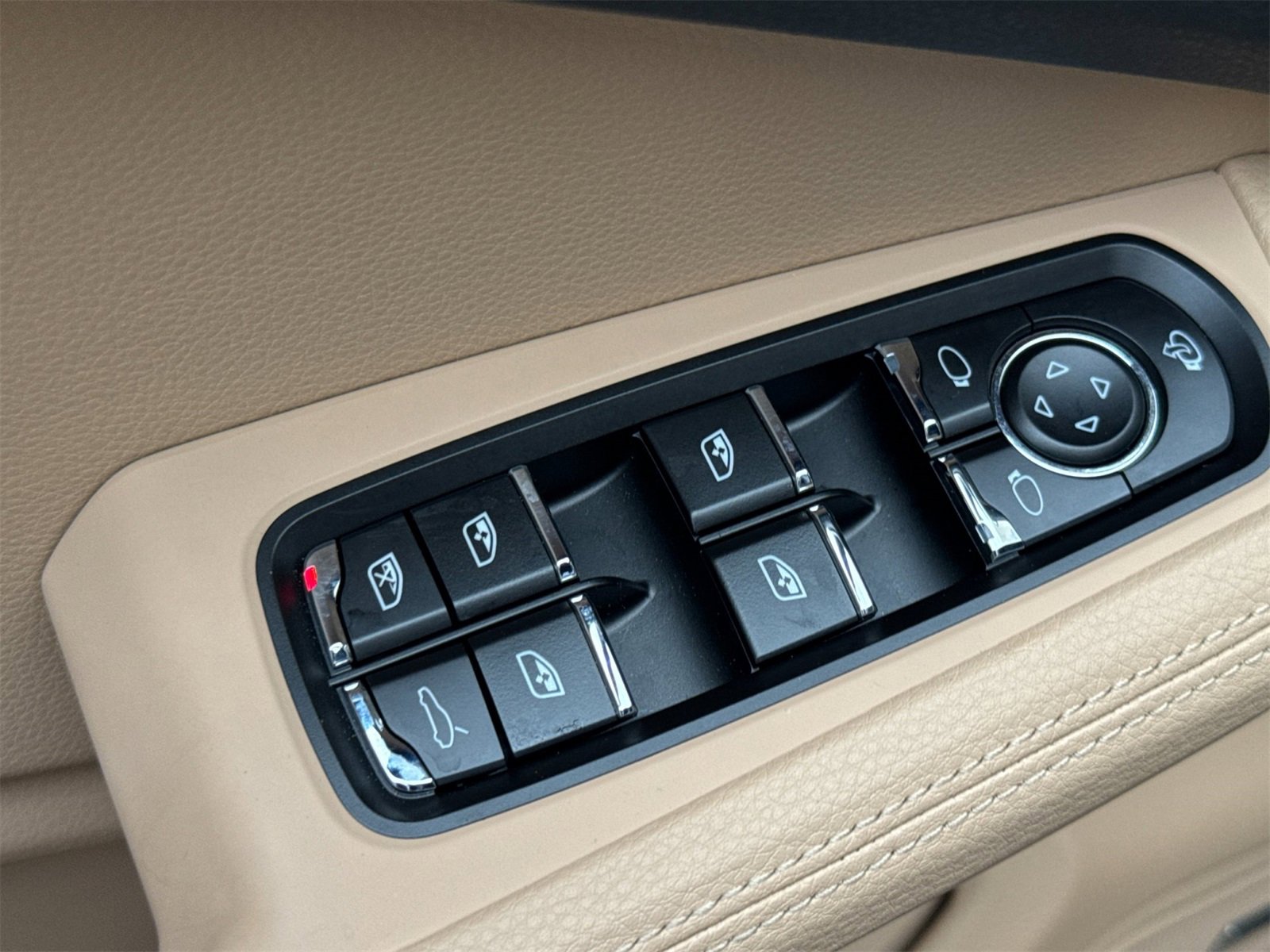 Used 2025 Porsche Macan image 13