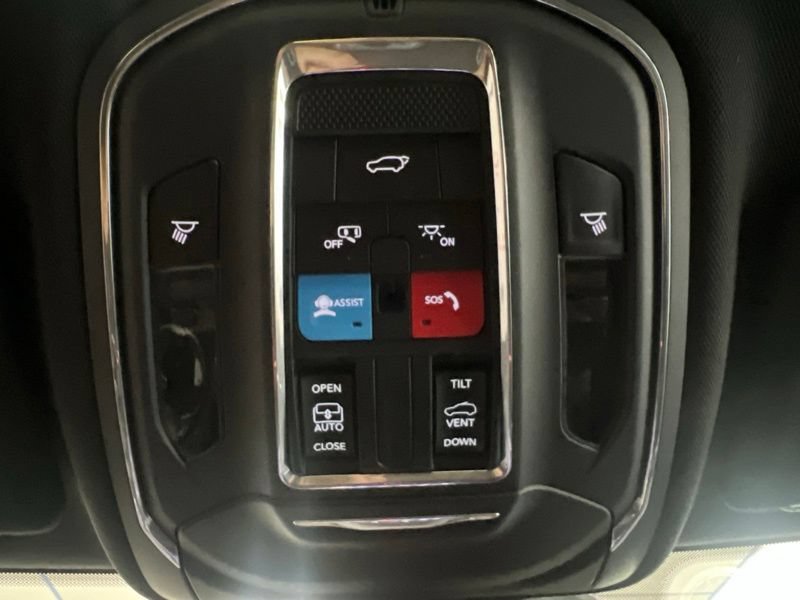 Used 2023 Jeep Grand Cherokee Altitude AWD/4WD image 28