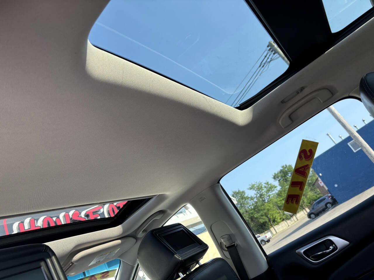 Used 2016 Nissan Pathfinder Platinum image 16