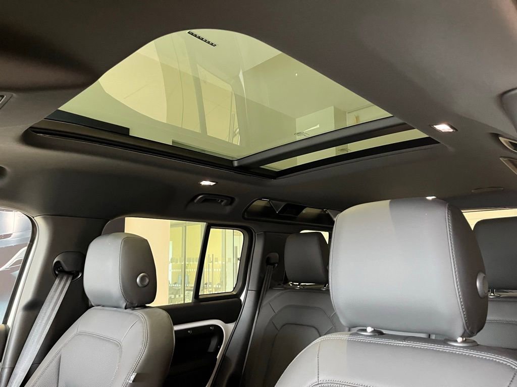 Used 2025 Land Rover Defender 110 X-Dynamic SE image 19