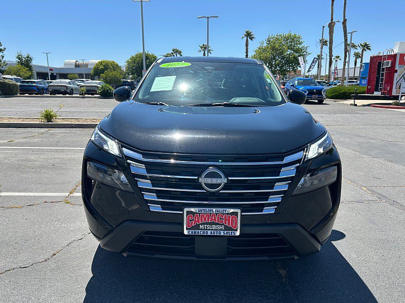 Used 2025 Nissan Rogue SV FWD image 2