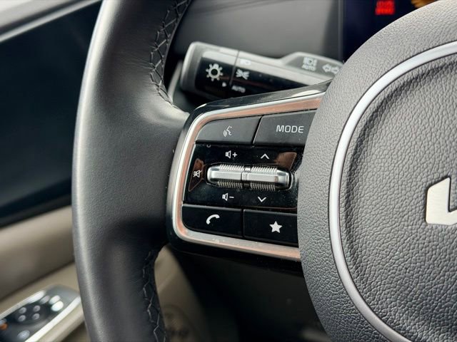 Used 2025 Kia Carnival image 11