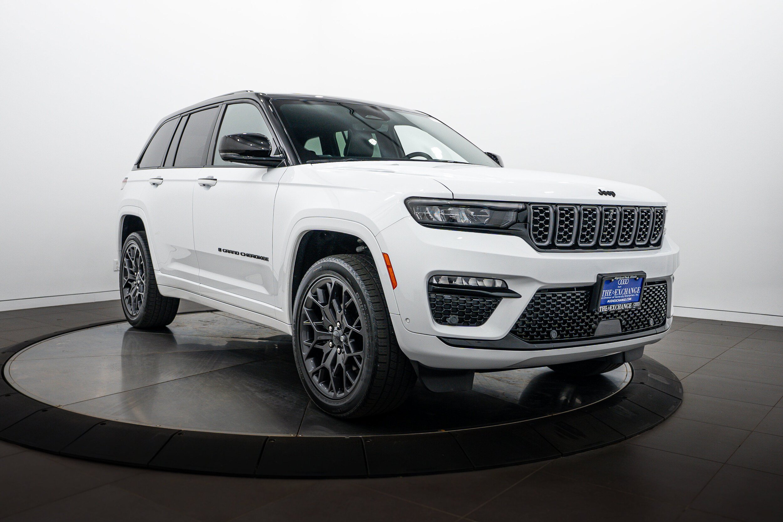 Used 2025 Jeep Grand Cherokee Summit AWD/4WD image 2