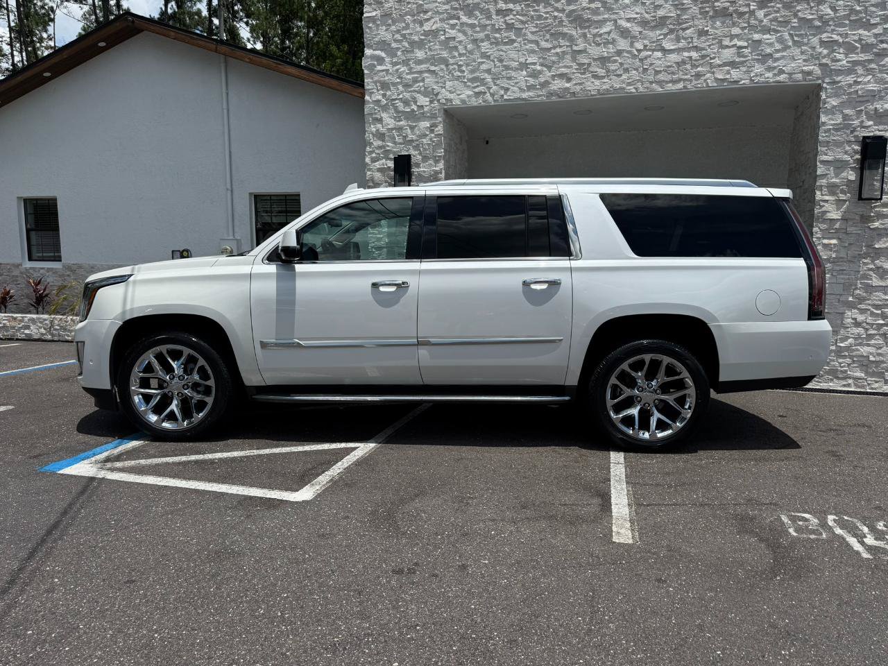 Used 2018 Cadillac Escalade ESV Luxury RWD image 2