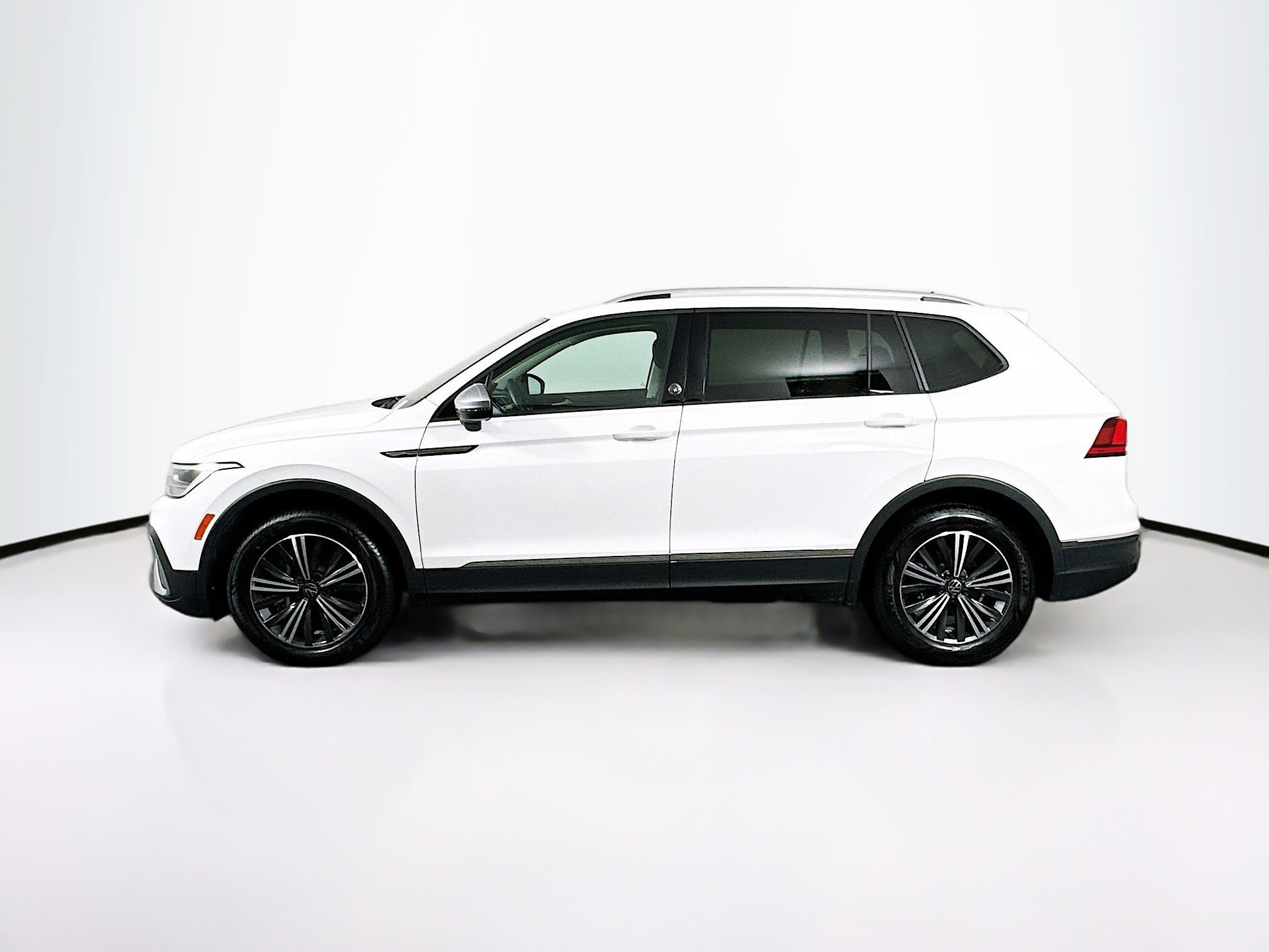 Used 2024 Volkswagen Tiguan Wolfsburg Edition image 4