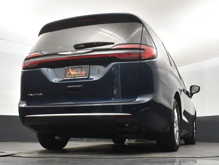 Used 2023 Chrysler Pacifica Touring-L FWD image 13