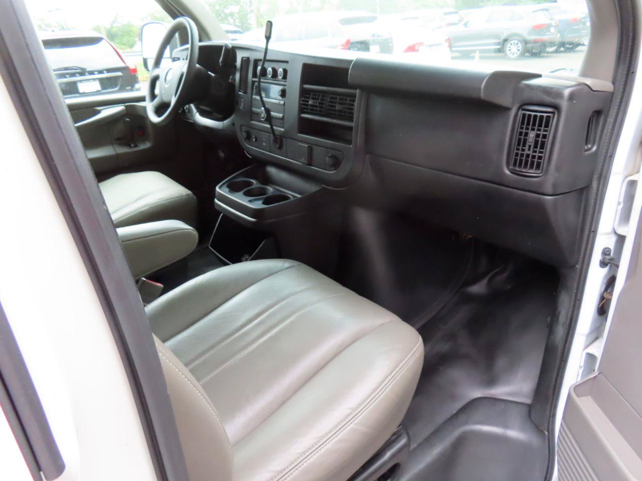 Used 2015 Chevrolet Express 2500 RWD image 15