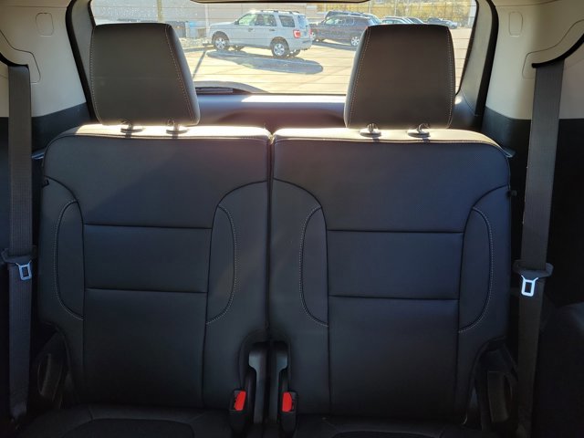 Used 2023 GMC Acadia SLT w/ Elevation Edition image 18