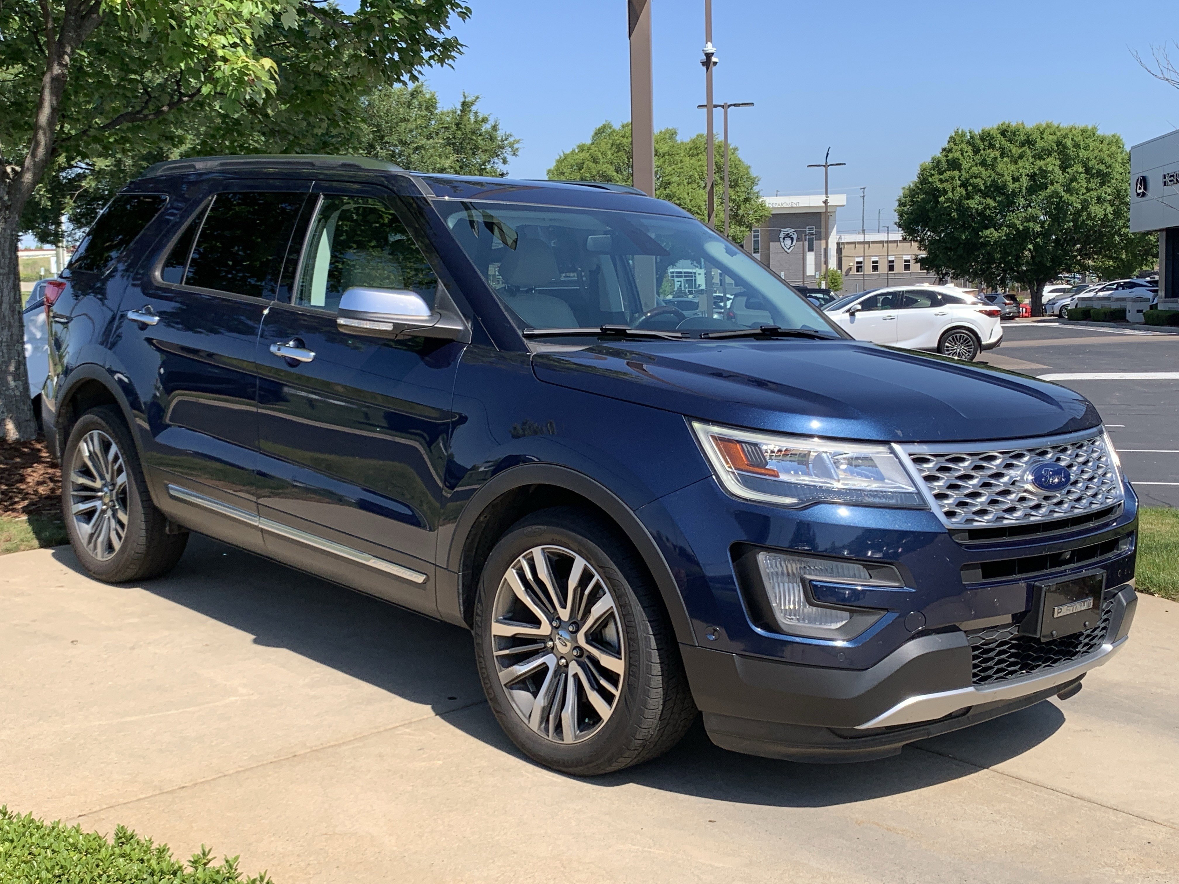 Used 2017 Ford Explorer Platinum AWD/4WD image 2