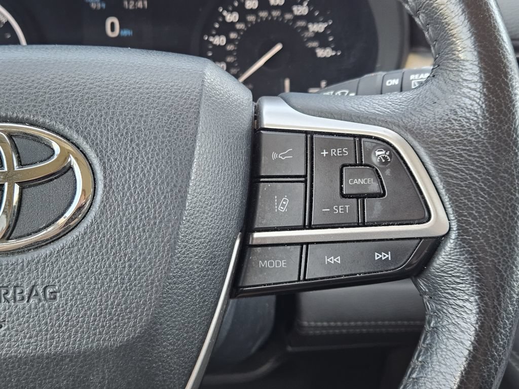 Used 2024 Toyota Sienna XLE FWD image 30