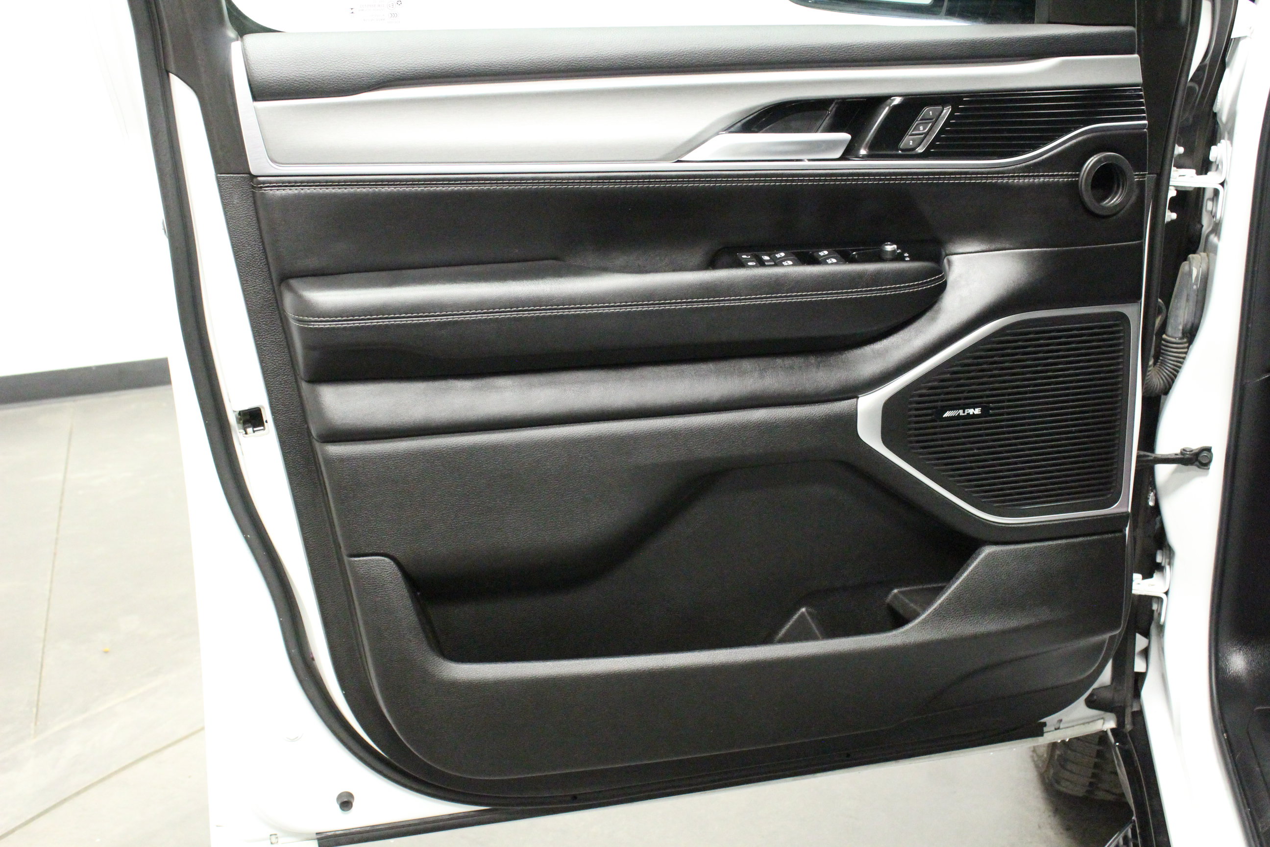 Used 2023 Jeep Wagoneer Series II RWD image 13