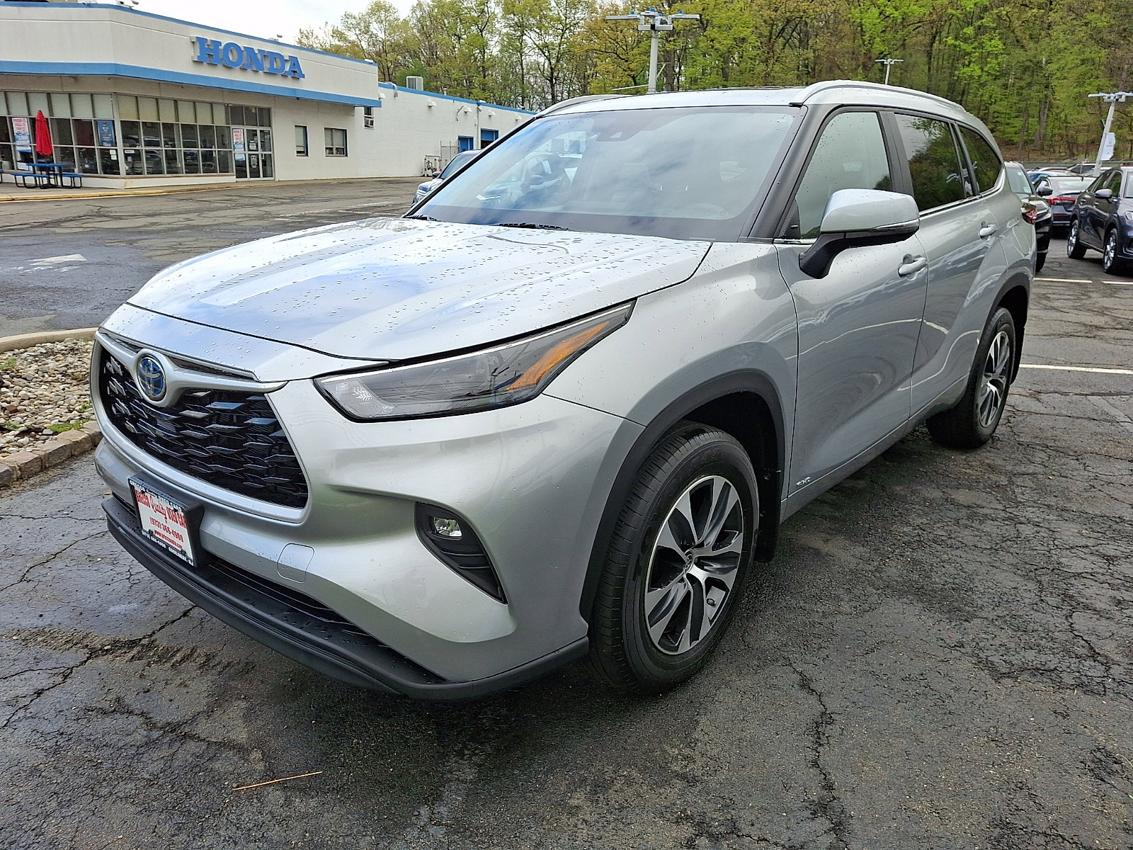 Used 2023 Toyota Highlander XLE AWD/4WD image 3