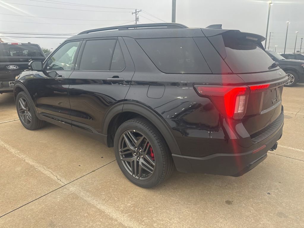 Used 2025 Ford Explorer ST-Line w/ ST-Line Street Pack AWD/4WD image 4