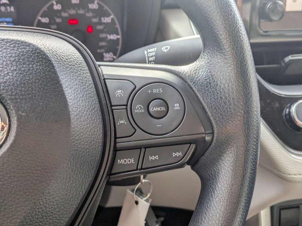 Used 2025 Toyota Corolla Cross L image 24