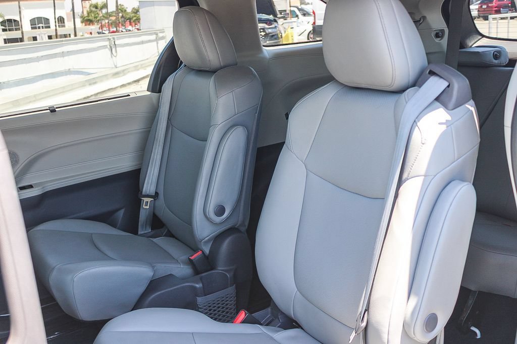 Used 2021 Toyota Sienna XLE w/ XLE Plus Package FWD image 18