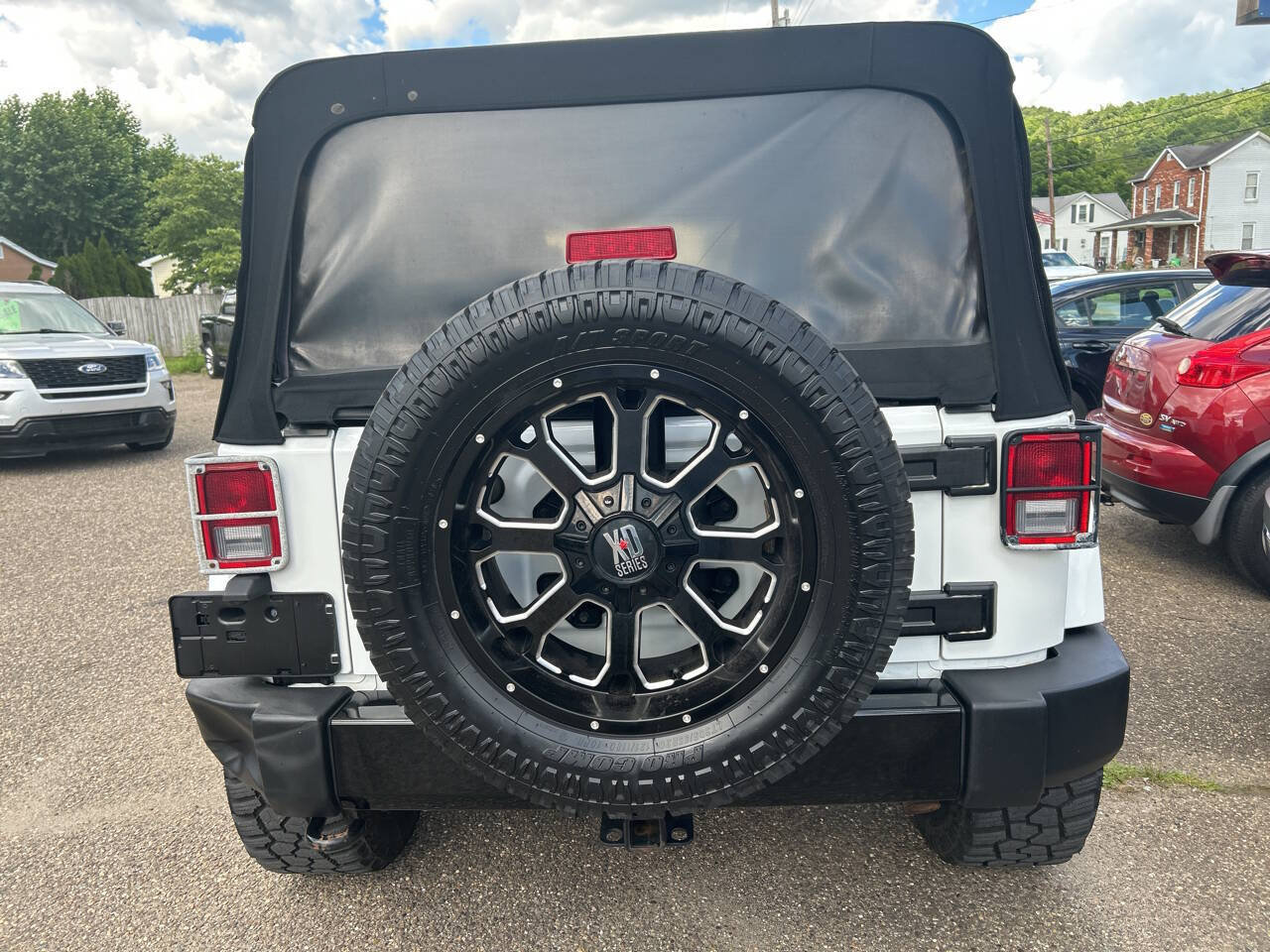 Used 2017 Jeep Wrangler Unlimited Sahara AWD/4WD image 4