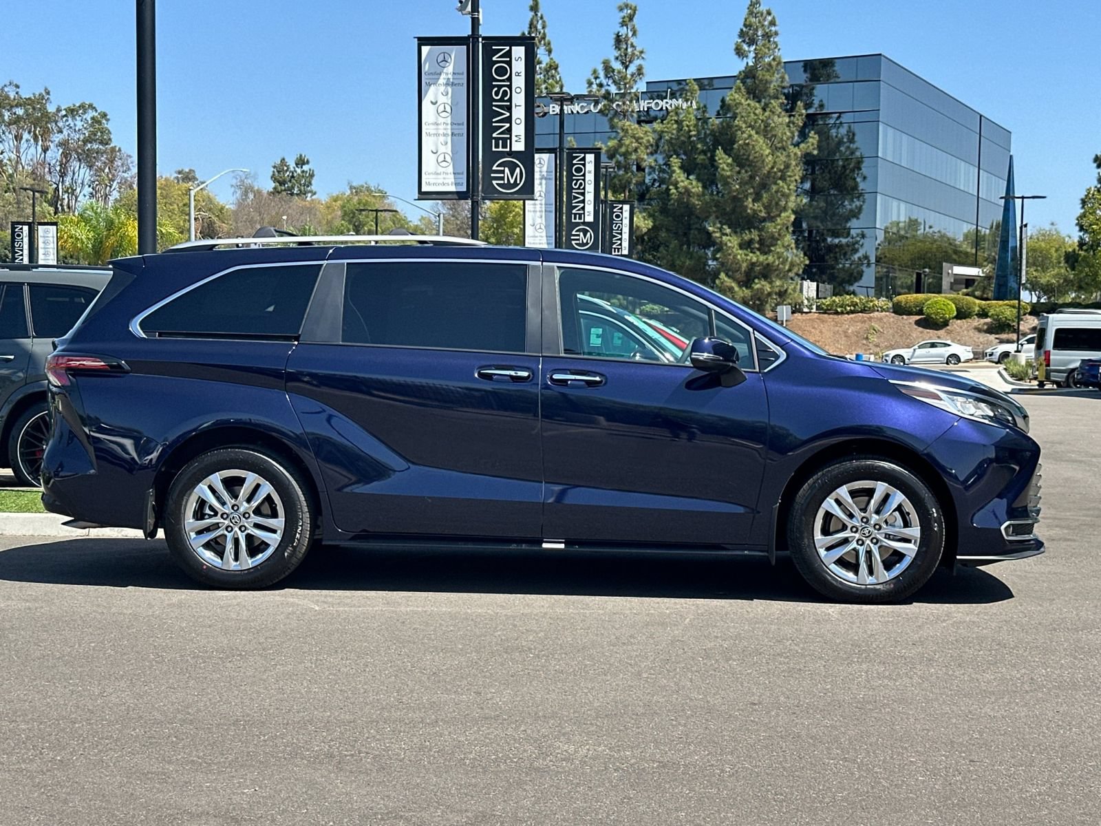 Used 2026 Toyota Sienna Limited FWD image 2