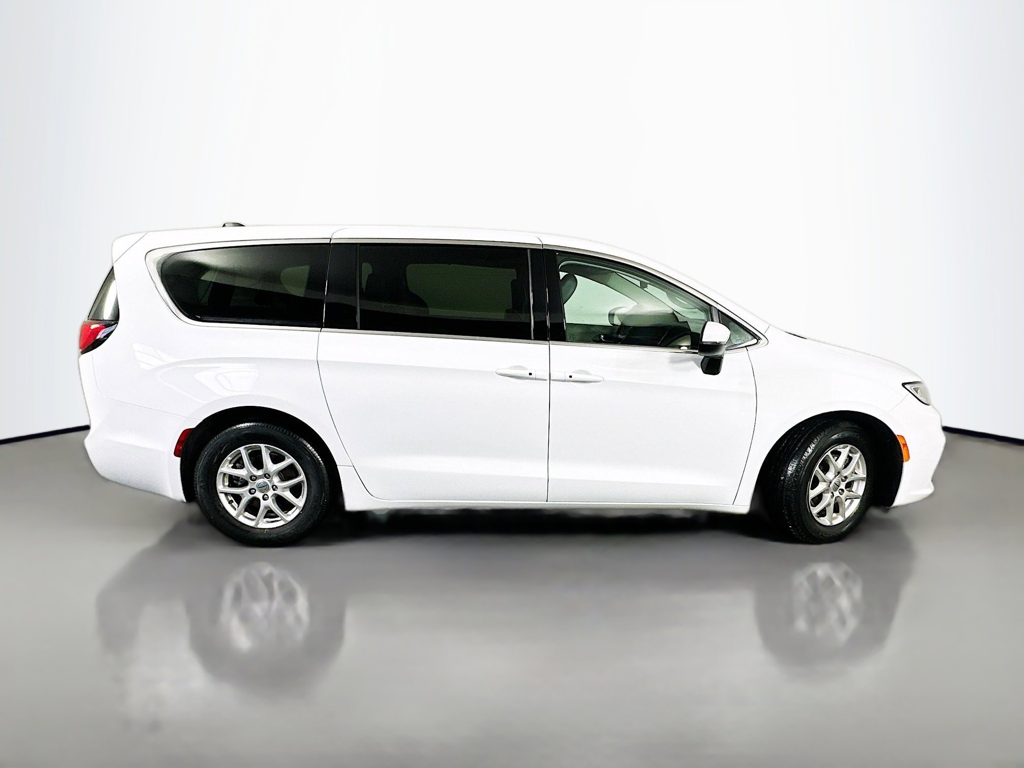 Used 2023 Chrysler Pacifica Touring-L image 8