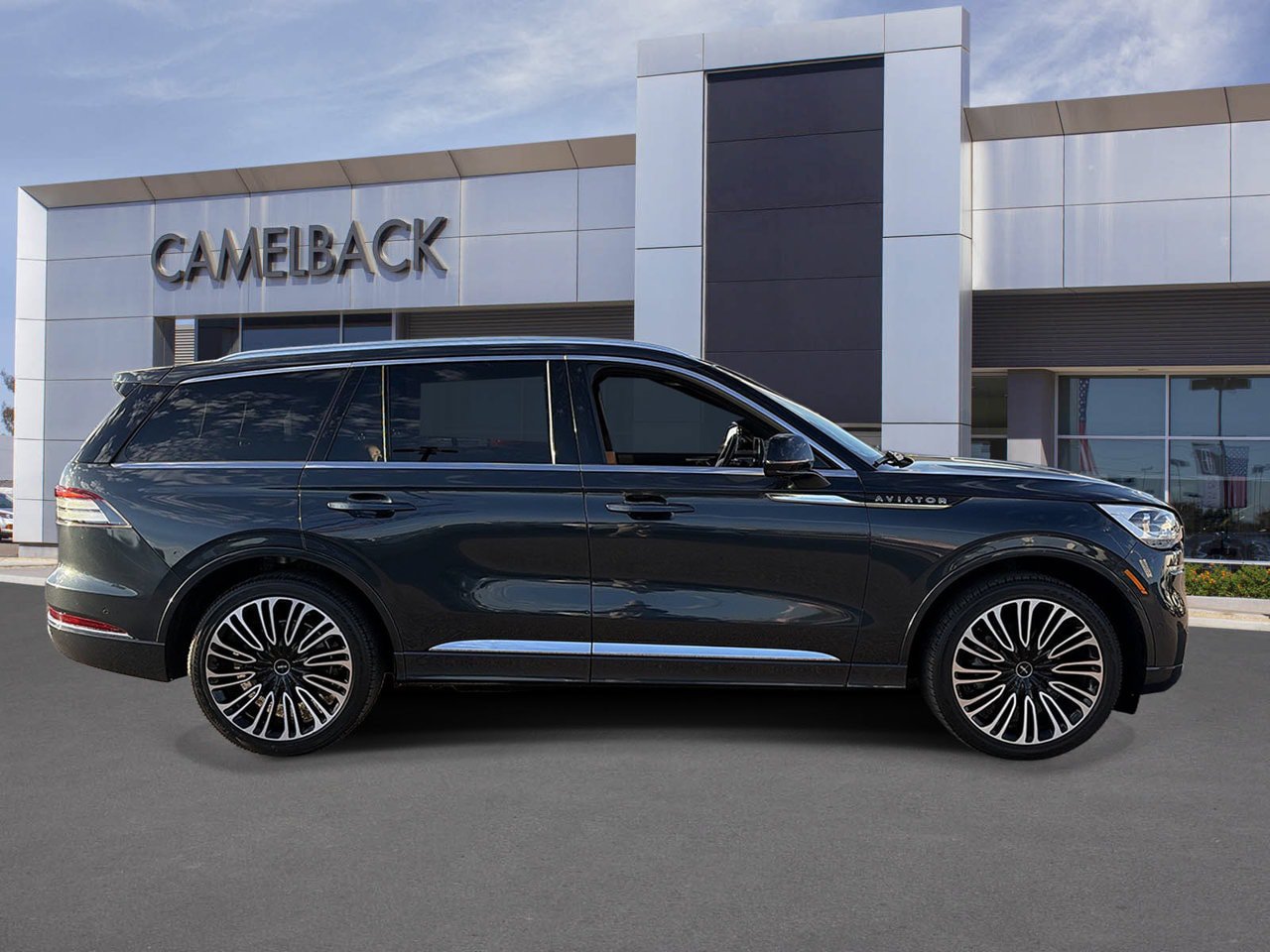 Certified 2023 Lincoln Aviator Black Label w/ Class IV Trailer Tow Package AWD/4WD image 7