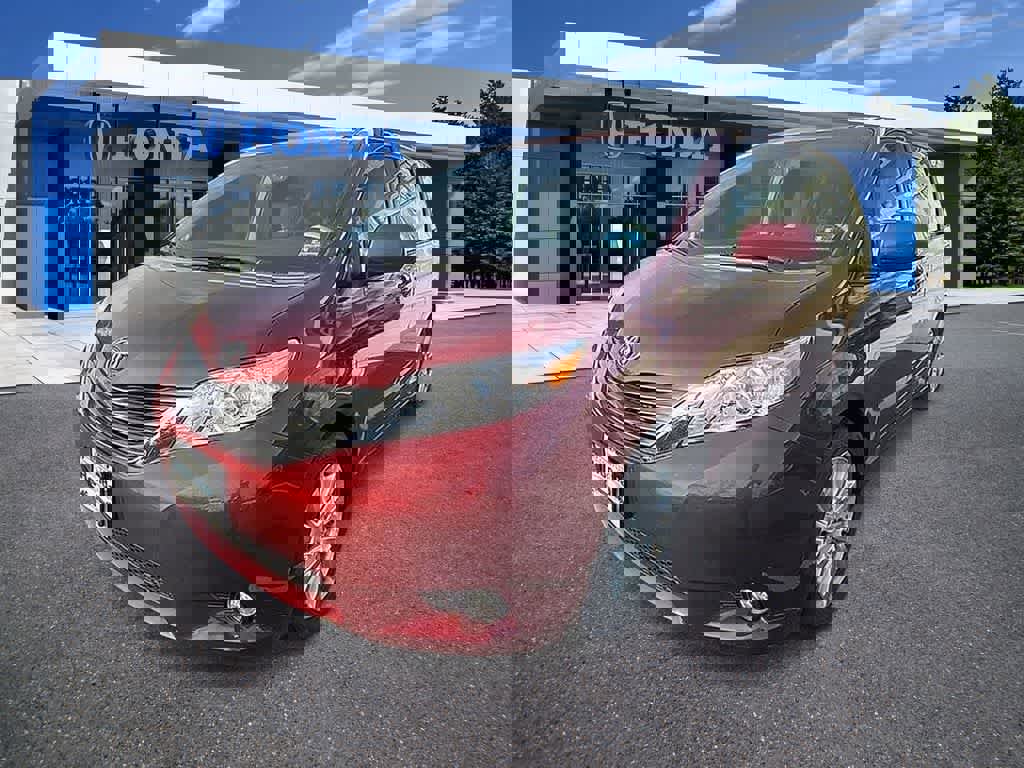 Used 2012 Toyota Sienna XLE image 1