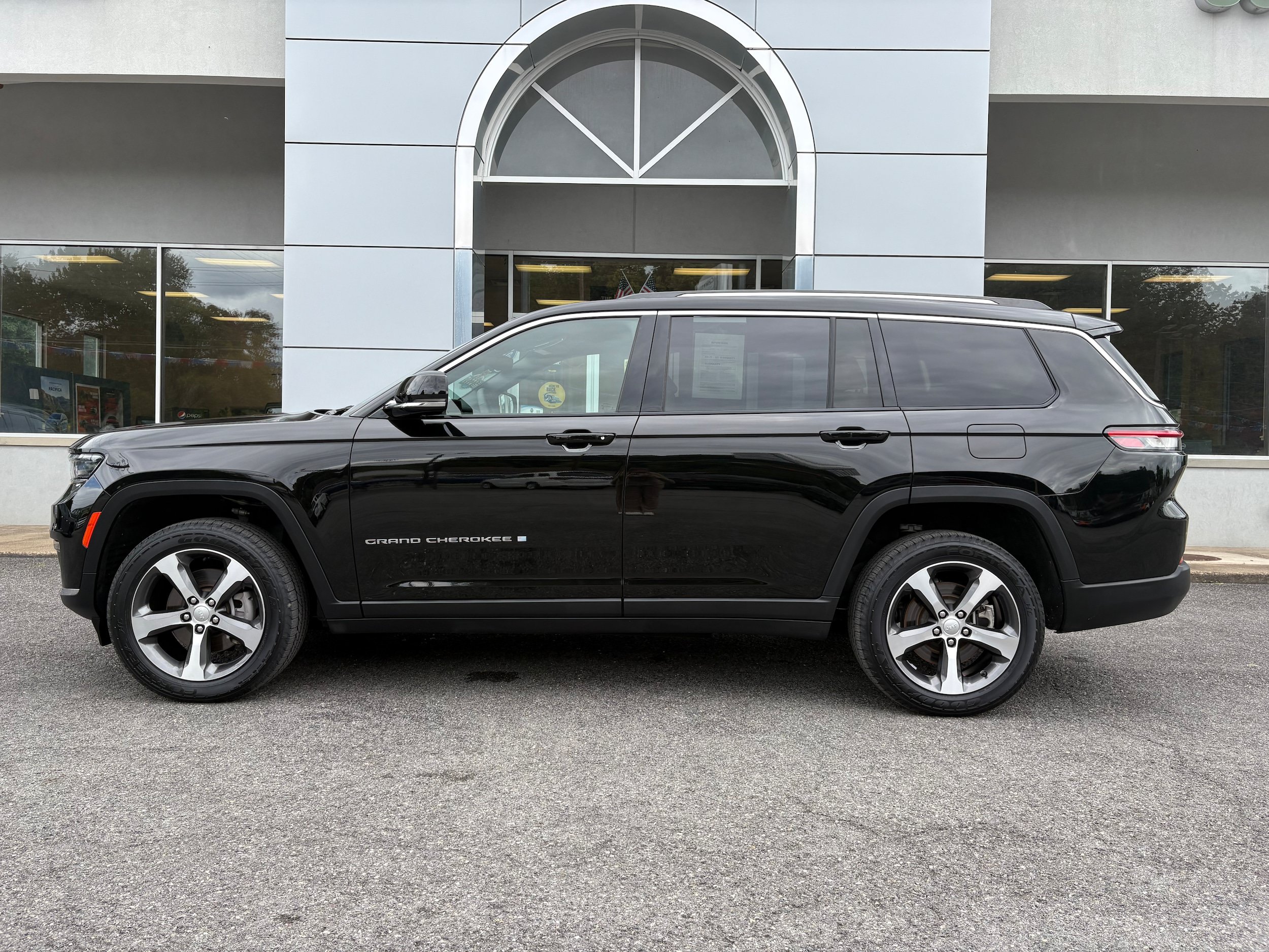 Used 2023 Jeep Grand Cherokee L Limited AWD/4WD image 2