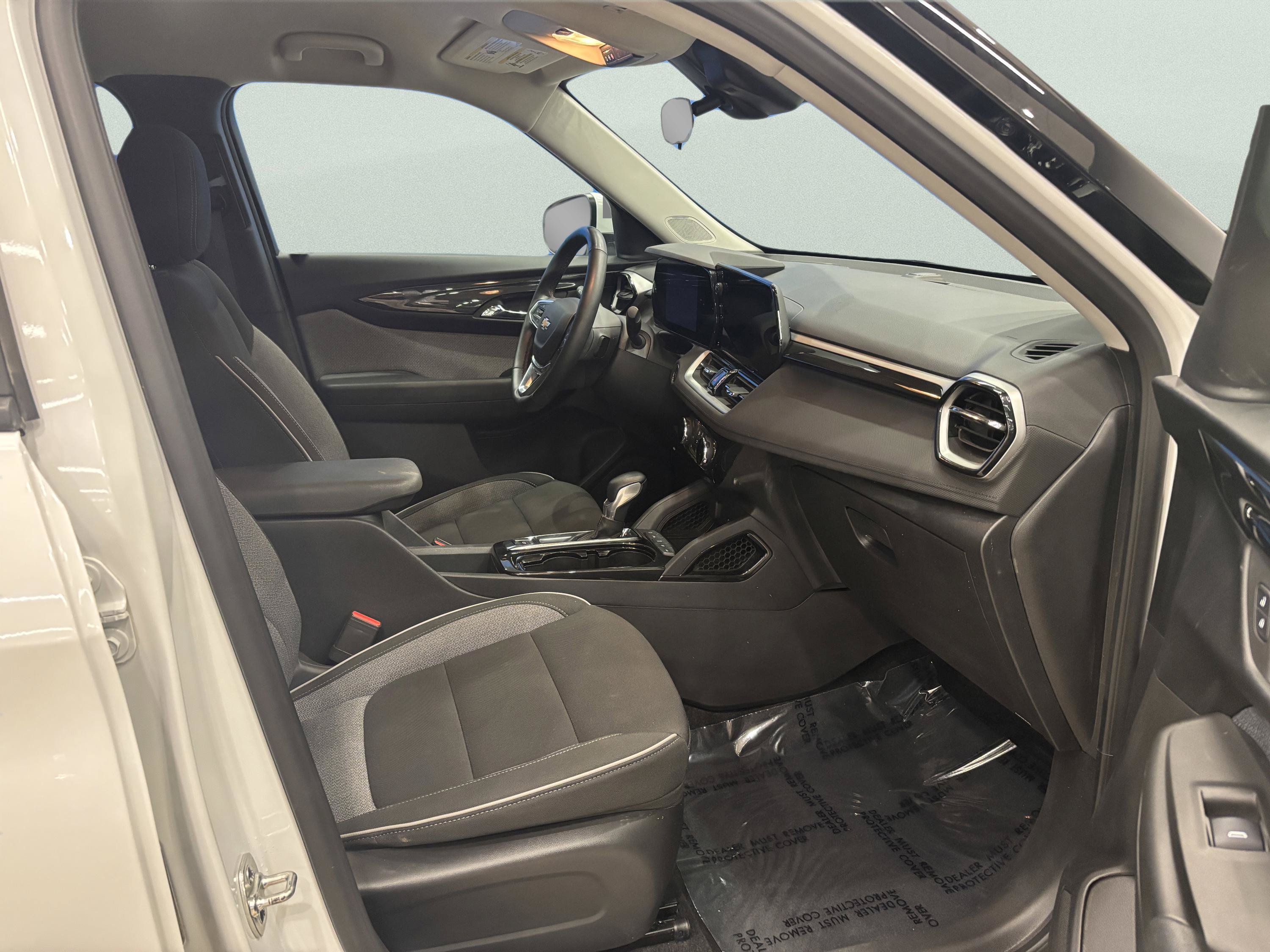 Used 2025 Chevrolet TrailBlazer LT w/ LT Cold Weather Package AWD/4WD image 14