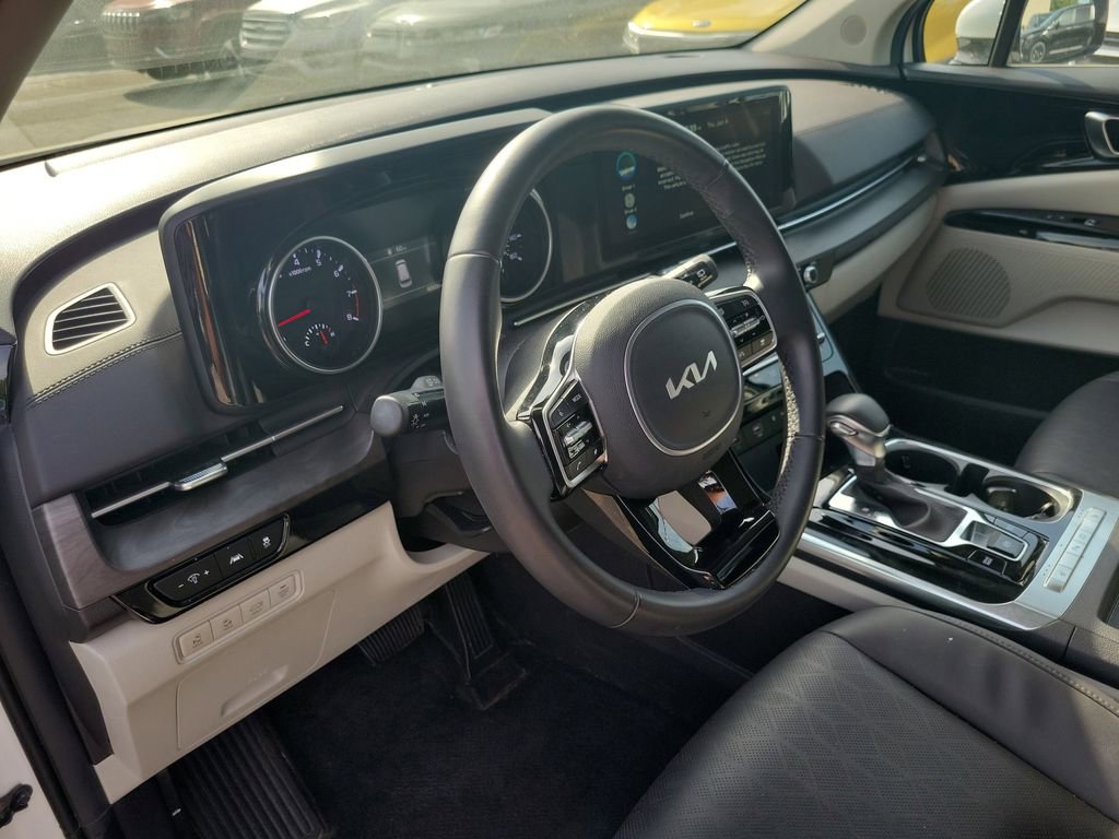 Used 2024 Kia Carnival EX FWD image 11