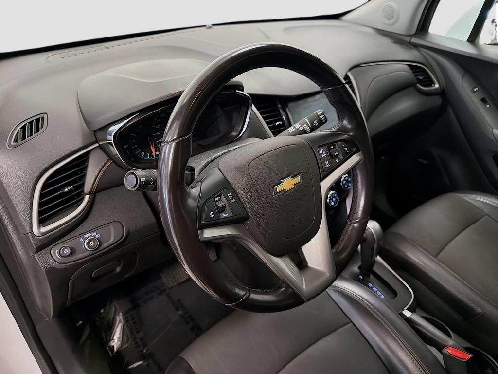 Used 2020 Chevrolet Trax LT w/ Sun & Sound Package FWD image 12