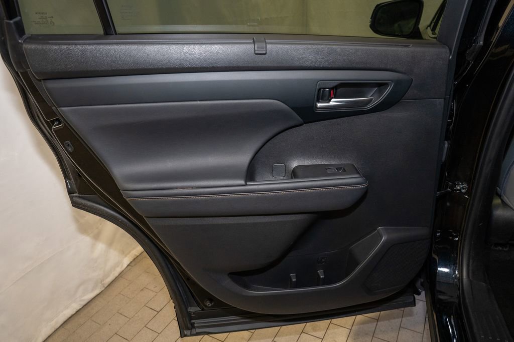 Used 2023 Toyota Highlander Bronze Edition image 12