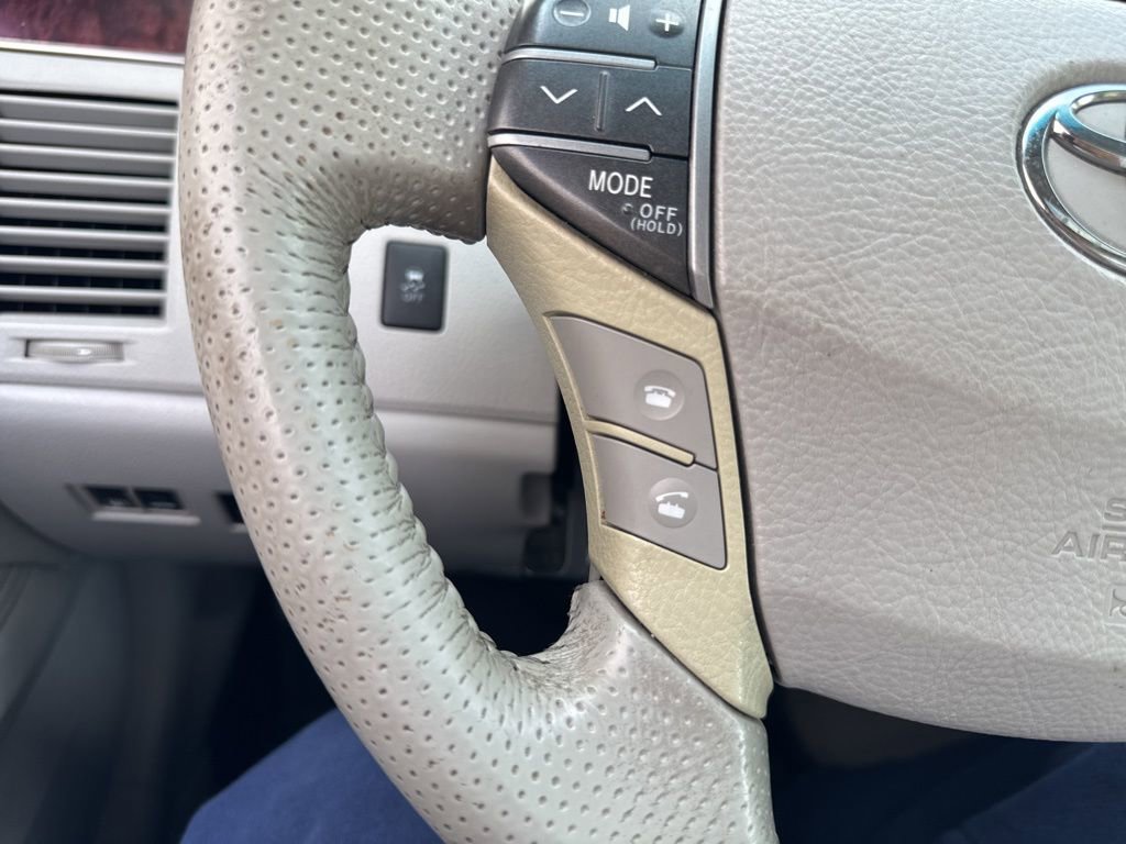 Used 2011 Toyota Avalon Limited image 18