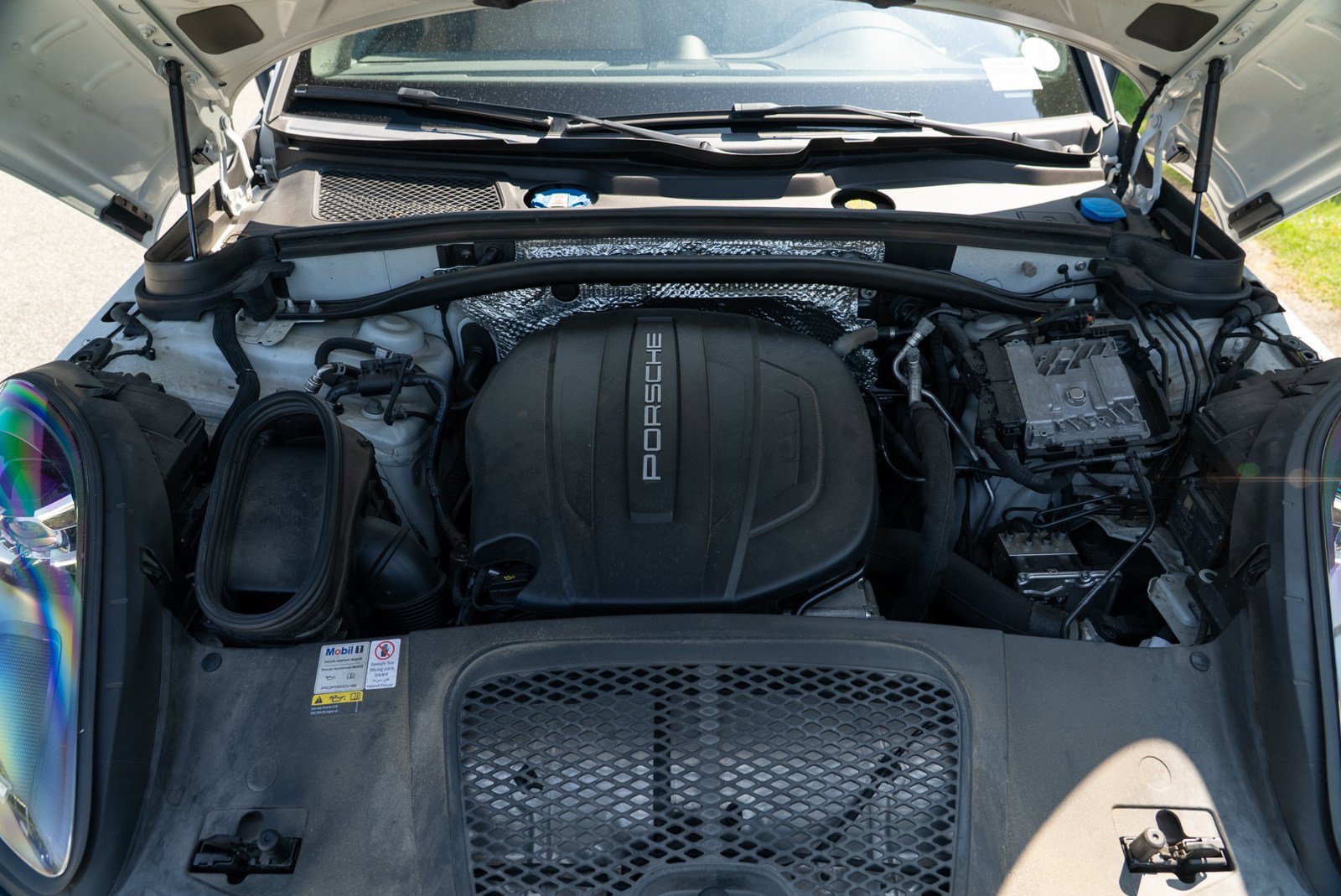 Certified 2021 Porsche Macan AWD/4WD image 15