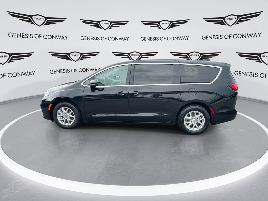 Used 2024 Chrysler Pacifica Touring-L FWD image 5
