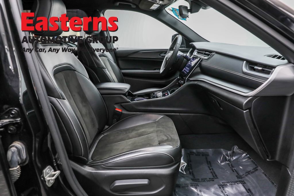 Used 2023 Jeep Grand Cherokee L Laredo image 25