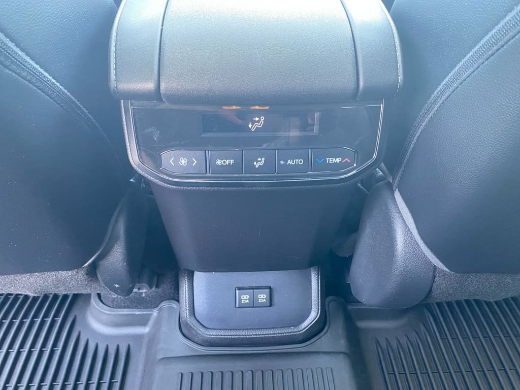 Used 2021 Toyota Highlander XLE AWD/4WD image 37